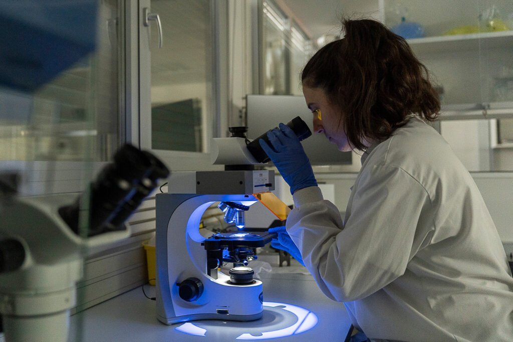 Animal reproduction by applying microfluidic technology